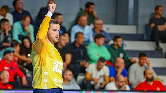 Handball-Torhüter Benjamin Buric von SG Flensburg-Handewitt jubelt mit erhobener Faust © IMAGO/Lobeca Foto: Ingrid Anderson-Jensen