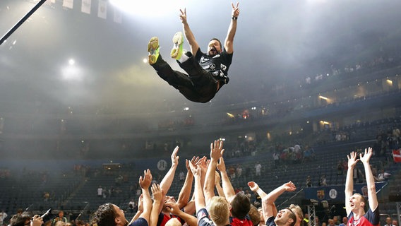 Flensburgs Trainer Ljubomir Vranjes fliegt nach dem Champions-League-Sieg 2014 durch die Luft. © IMAGO / Mika Volkmann 