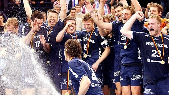 Die Spieler der SG Flensburg-Handewitt feiern ihren Pokalsieg 2004 mit einer Sektdusche. © dpa 