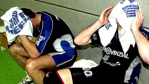 Trauer bei Thomas Knorr (r.) und Jan Fegter (l.) von der SG Flensburg-Handewitt. Ihr Verein verliert das Finale um den EHF-Pokal im Jahre 2000. © dpa 