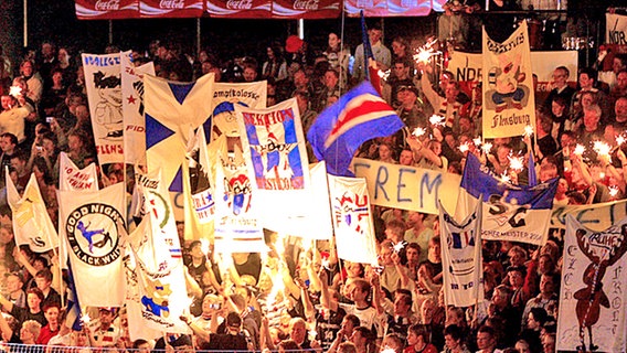 Fans der SG Flensburg-Handewitt bei einem Heimspiel in der Campushalle © livingsports 