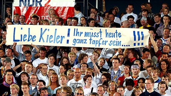 Flensburgs Fans feiern die deutsche Meisterschaft 2003/2004 © livingsports 