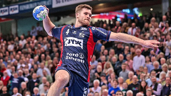 Johannes Golla vom Handball-Bundesligisten SG Flensburg-Handewitt beim Wurf © IMAGO / Lobeca 