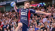 Johannes Golla vom Handball-Bundesligisten SG Flensburg-Handewitt beim Wurf © IMAGO / Lobeca 