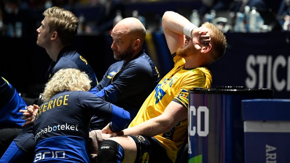 Handballer Jim Gottfridsson wird an der Hand behandelt © picture alliance/TT Foto: Anders Wiklund