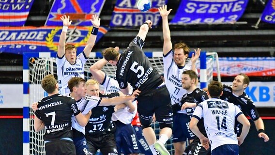 Kiels Sander Sagosen setzt im Derby gegen Flensburg zum Wurf an. © IMAGO / Beautiful Sports 