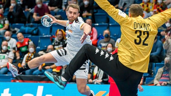 Der deutsche Handball-Nationalspieler Lukas Mertens im EM-Spiel gegen Österreich © IMAGO / wolf-sportfoto 