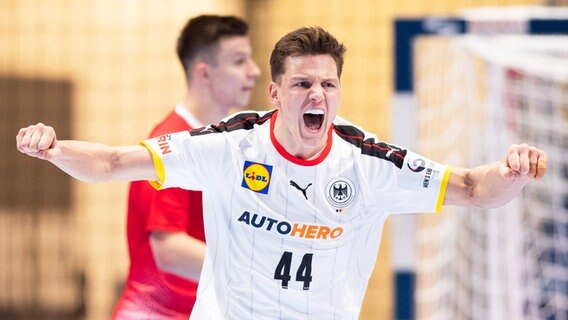 Der deutsche Handball-Spieler Christoph Steinert bejubelt einen Treffer. © imago images/Bildbyran 