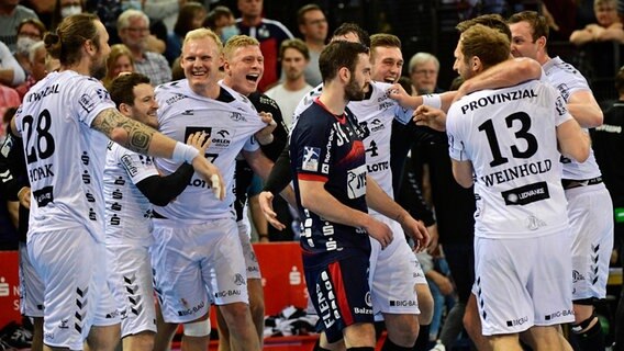 Jubel bei den Handballern des THW Kiel nach dem Derbysieg gegen Flensburg © IMAGO / Holsteinoffice 