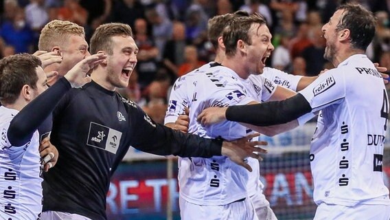 Jubel bei den Handballern des THW Kiel nach dem Derbysieg gegen Flensburg © IMAGO / Lobeca 
