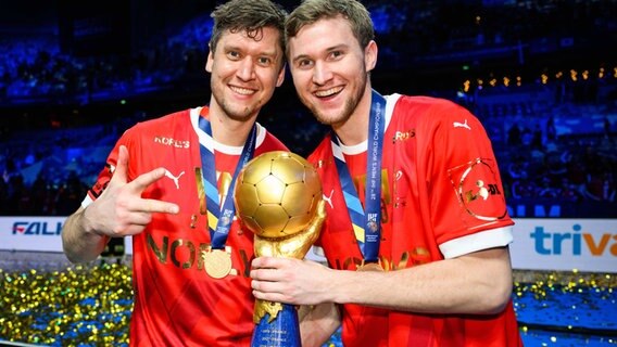 Die Handball-Weltmeister Niklas (l.) und Magnus Landin aus Dänemark © IMAGO / Bildbyran 