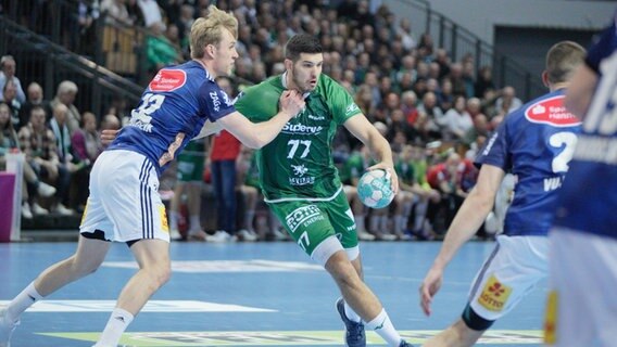 Hannover-Burgdorfs Marian Michalczik (l.) gegen Wetzlars Stefan Cavor © IMAGO / Sports Press Photo 