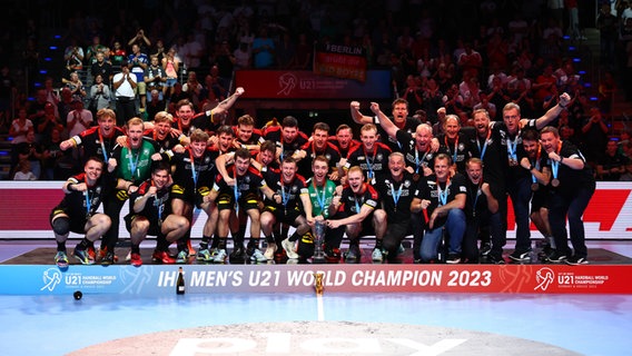 Die deutschen Handballer feiern ihren Titel bei der U21-WM. © imago images / Pressefoto Eibner 