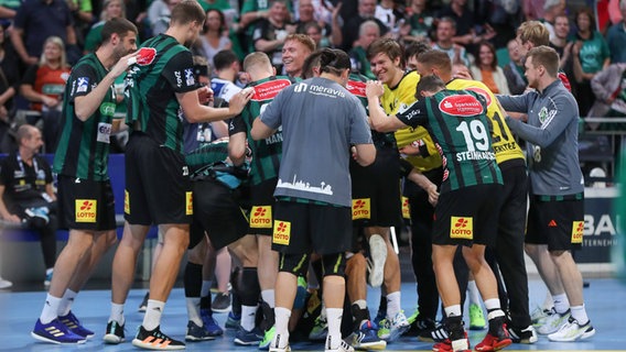 Die Spieler von Hannover-Burgdorf feiern. © IMAGO / Jan Huebner 