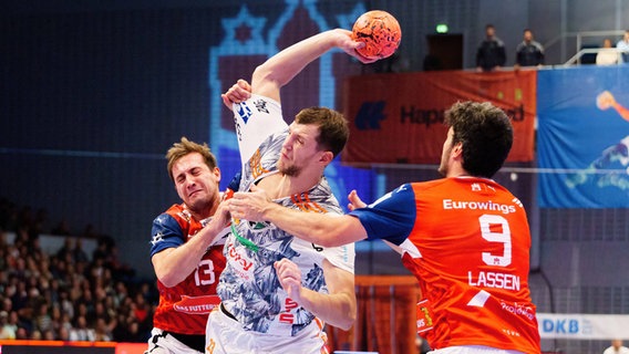 Handball Verein Hamburg vs. TSV Hannover-Burgdorf, Torwurf Uladzislau Kulesh TSV Hannover Burgdorf, © imago images / Eibner 