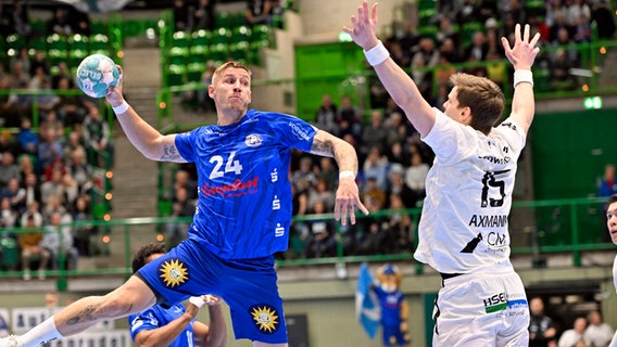 Linus Arnesson (BHC 24 ) gegen Dominik Axmann (HSV Hamburg) © IMAGO / Nordphoto 