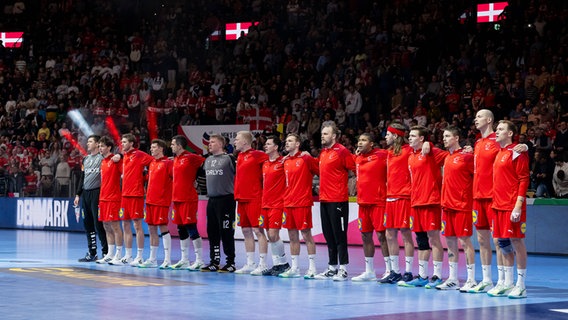 Dänisches Nationalteam vor dem ersten EM-Spiel in Deutschland gegen Tschechien © Imago images Foto: Heike Ferner