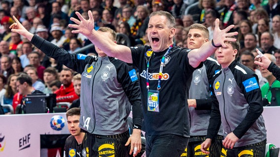 Handball-Bundestrainer Alfred Gislason jubelt © IMAGO / Ostseephoto 