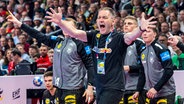 Handball-Bundestrainer Alfred Gislason jubelt © IMAGO / Ostseephoto 