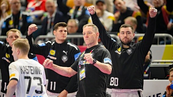 Jubel bei der deutschen Handball-Nationalmannschaft um Bundestrainer Alfred Gislason © IMAGO/Sven Simon Foto: Anke Waelischmiller