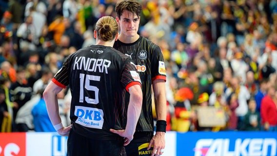Frust bei den deutschen Handballern Juri Knorr und Julian Köster. © IMAGO / wolf-sportfoto 