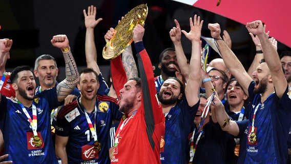 Samir Bellahcene (THW Kiel, vorne mit Schale) und die französischen Handballer feiern den EM-Triumph © Jan Kirschner 