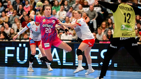 Emily Bölk im Länderspiel gegen Dänemark in Hamburg © imago images / Wolf-Sportfoto 