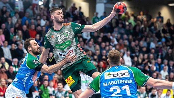 Branko Vujovic (M.) von der TSV Hannover-Burgdorf im Auswärtsspiel bei FA Göppingen in Aktion © IMAGO / Eibner 