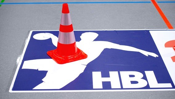 Ein Baustellen-Hütchen steht auf dem Logo der HBL. © imago images/Noah Wedel 