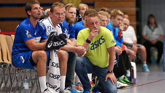 HSV-Coach Michael Biegler vor der Trainerbank © fishing4 