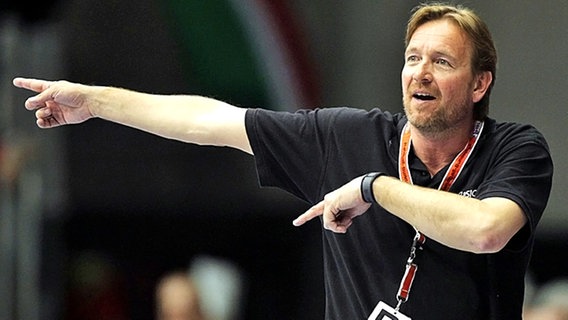 HSV-Coach Martin Schwalb gestikuliert an der Seitenlinie. © picture-alliance 