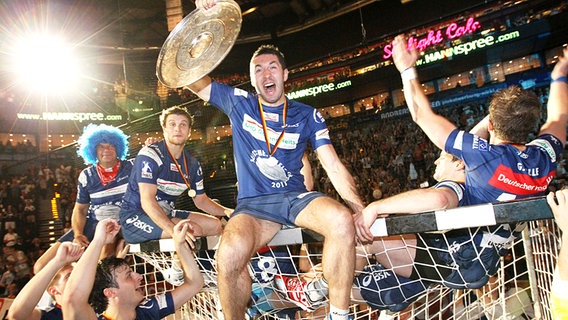 Die HSV-Spieler mit der Meisterschale © fishing4, picture alliance / dpa Foto: Roland Weihrauch