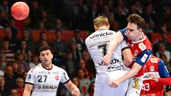 Leif Tissier (r.) vom Handball Sport Verein Hamburg im Duell mit der MT Melsungen beim Wurf © Witters 