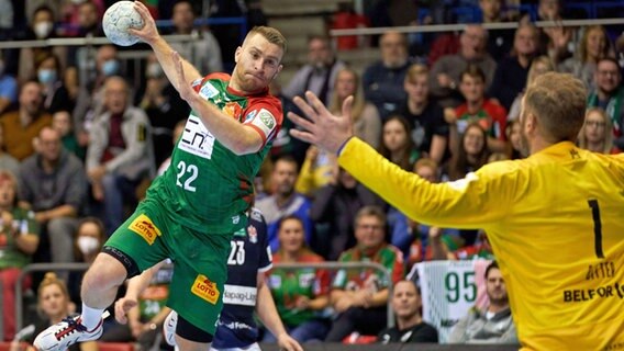 Magdeburgs Lukas Mertens setzt zum Wurf gegen HSVH-Torwart Johannes Bitter an © IMAGO / Eibner 