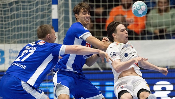 Hamburgs Leif Tissier (r.) wird von den Gummersbachern Julian Koester (l.) und Kristjan Horzen gestoppt. © picture alliance / Nordphoto 