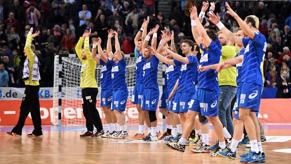 Die HSV-Handballer verabschieden sich vom Publikum. © Witters Foto: Tim Groothuis