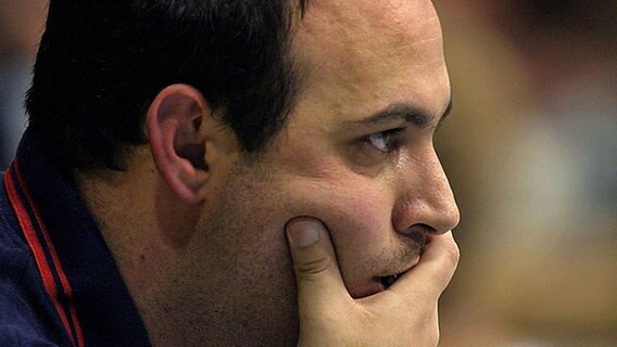 Kurz vor seiner Entlassung im Jahr 2004: HSV-Trainer Bob Hanning. © picture-alliance/dpa 
