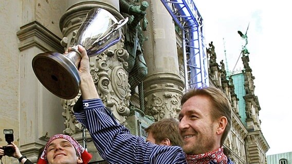 HSV-Trainer Martin Schwalb feiert auf dem Rathaus-Balkon. © picture-alliance(dpa 