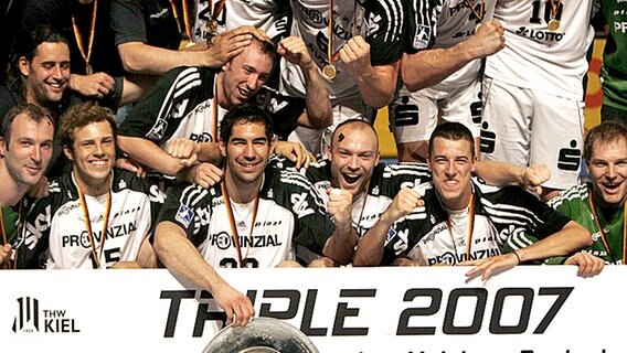 Nach dem Gewinn der deutschen Meiterschaft 2007 jubelt die Mannschaft des THW Kiel © picture-alliance/ dpa 