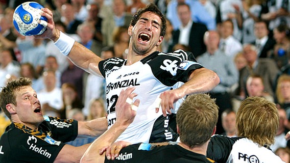 Nikola Karabatic setzt sich gegen die Flensburger Abwehr durch. © livingsports 