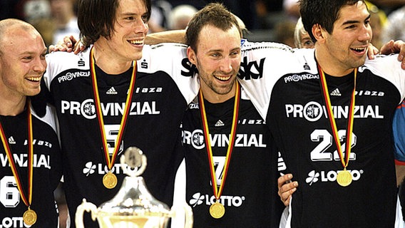 Henrik Lundström (v.l.), Kim Andersson, Vid Kavticnik und Nikola Karabatic liegen sich nach dem DHB-Pokalsieg 2007 in den Armen. © livingsports 