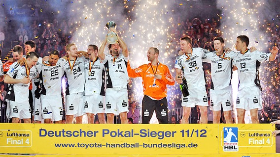 Die Kieler Handballer bejubeln den Pokalsieg 2012. © Witters 