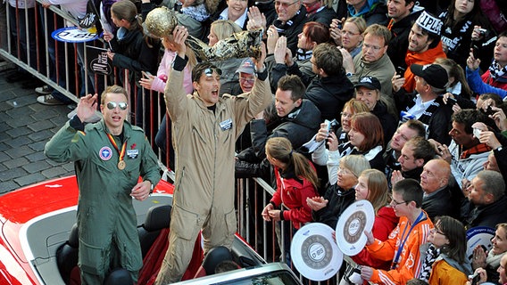 Filip Jicha und Marcus Ahlm mit dem Champions-League-Cup © dpa Foto: Carsten Rehder