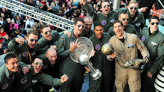 Der THW Kiel mit drei Trophäen © dpa Foto: Carsten Rehder