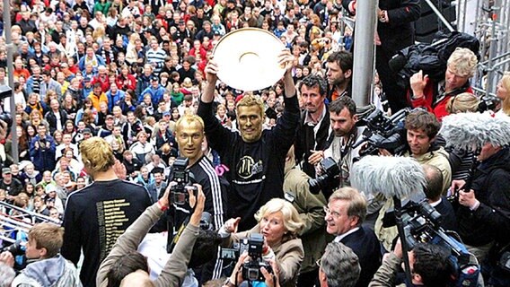 Die Spieler des THW Kiel feiern auf dem Rathaus-Balkon den Titel © dpa 