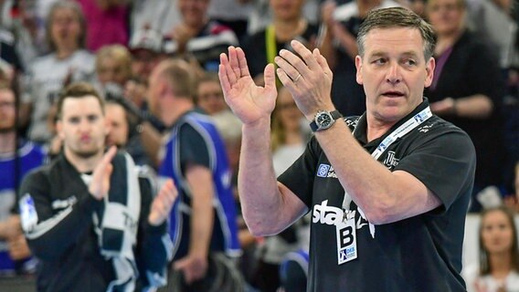THW-Trainer Alfred Gislason applaudiert © imago images / Oliver Ruhnke 