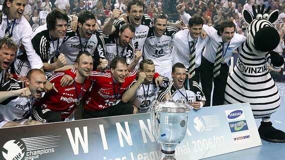 Die Spieler des THW Kiel bejubeln den Champions-League-Sieg 2007 © picture-alliance 