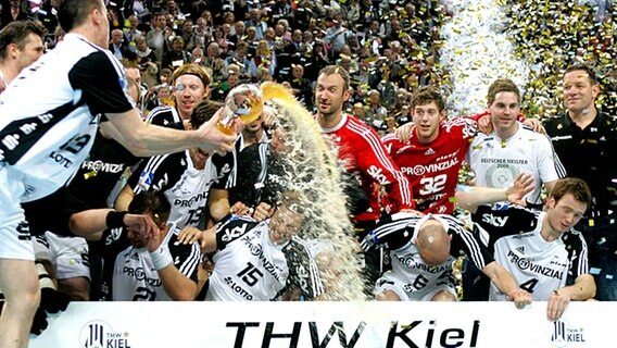 Der THW Kiel feiert die deutsche Meisterschaft 2009 © AP 