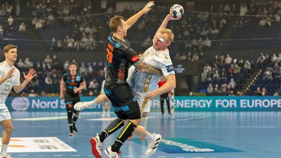 Kiels Patrick Wiencek (r.) im Spiel gegen Montpellier © IMAGO / Eibner 