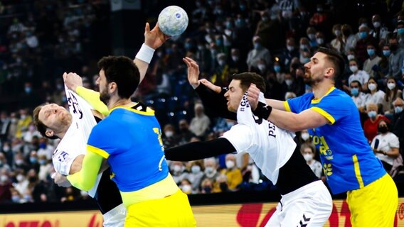 Steffen Weinhold (l.) vom THW Kiel im Spiel gegen die Füchse Berlin beim Wurf © picture alliance/dpa Foto:  Frank Molter